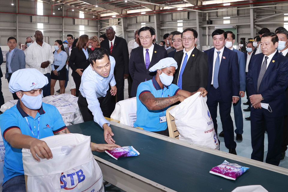 Chủ tịch Quốc hội Vương Đình Huệ và Chủ tịch Quốc hội Cuba Esteban Lazo Hernandez tham quan nhà máy bột giặt Suchel - TBV. (Ảnh: Doãn Tấ/TTXVN)