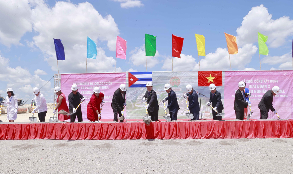 Chủ tịch Quốc hội Vương Đình Huệ và Chủ tịch Quốc hội Chính quyền Nhân dân nước Cộng hòa Cuba Esteban Lazo Hernandez khởi công giai đoạn II, Khu công nghiệp Vimariel của công ty Viglacera. (Ảnh: Doãn Tấn/TTXVN)