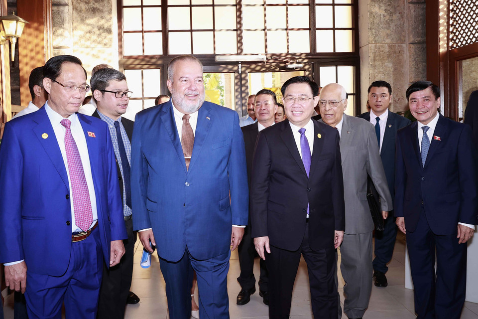 Chủ tịch Quốc hội Vương Đình Huệ và Thủ tướng Cộng hòa Cuba Manuel Marrero Cruz dự Diễn đàn thương mại và đầu tư Việt Nam-Cuba. (Ảnh: Doãn Tấn/TTXVN)