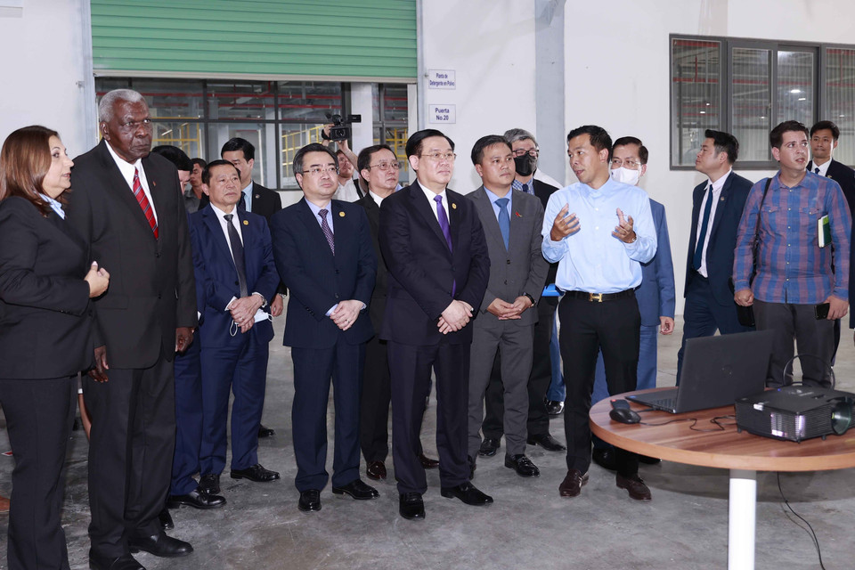 Chủ tịch Quốc hội Vương Đình Huệ và Chủ tịch Quốc hội Cuba Esteban Lazo Hernandez tham quan nhà máy bột giặt Suchel - TBV. (Ảnh: Doãn Tấn/TTXVN)