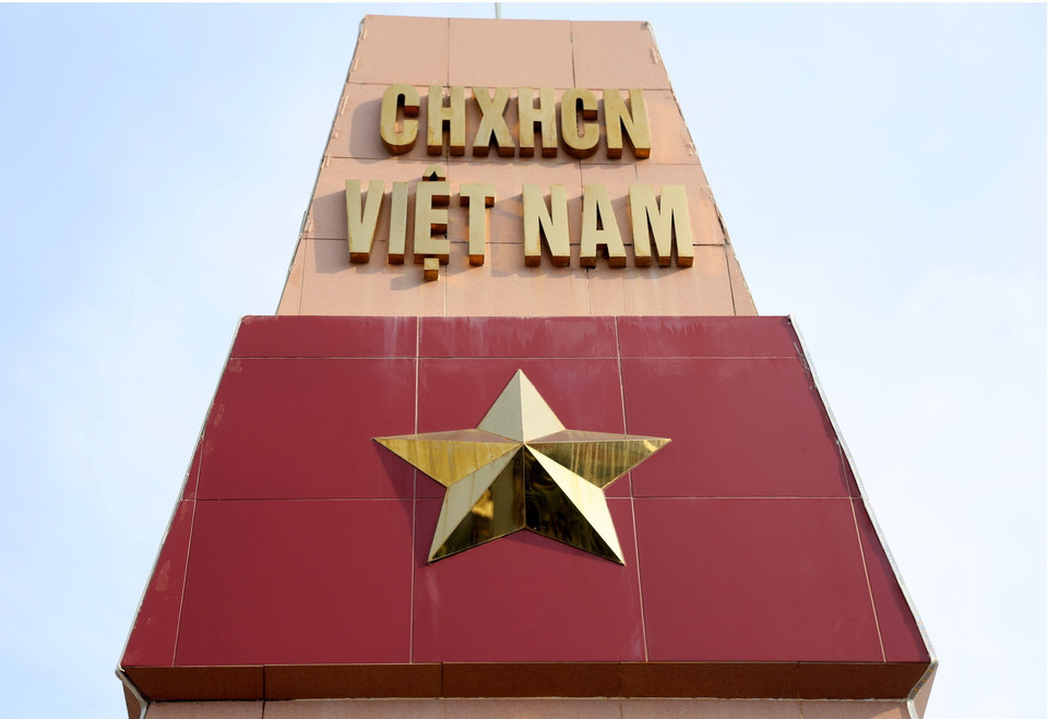 Cờ Tổ quốc trên Cột mốc chủ quyền ở Quần đảo Trường Sa. (Ảnh: Hồng Đạt/TTXVN)