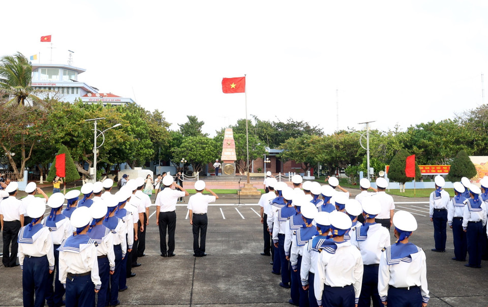 Cán bộ, chiến sĩ chào cờ Tổ quốc trên Đảo Trường Sa. (Ảnh: Hồng Đạt/TTXVN)