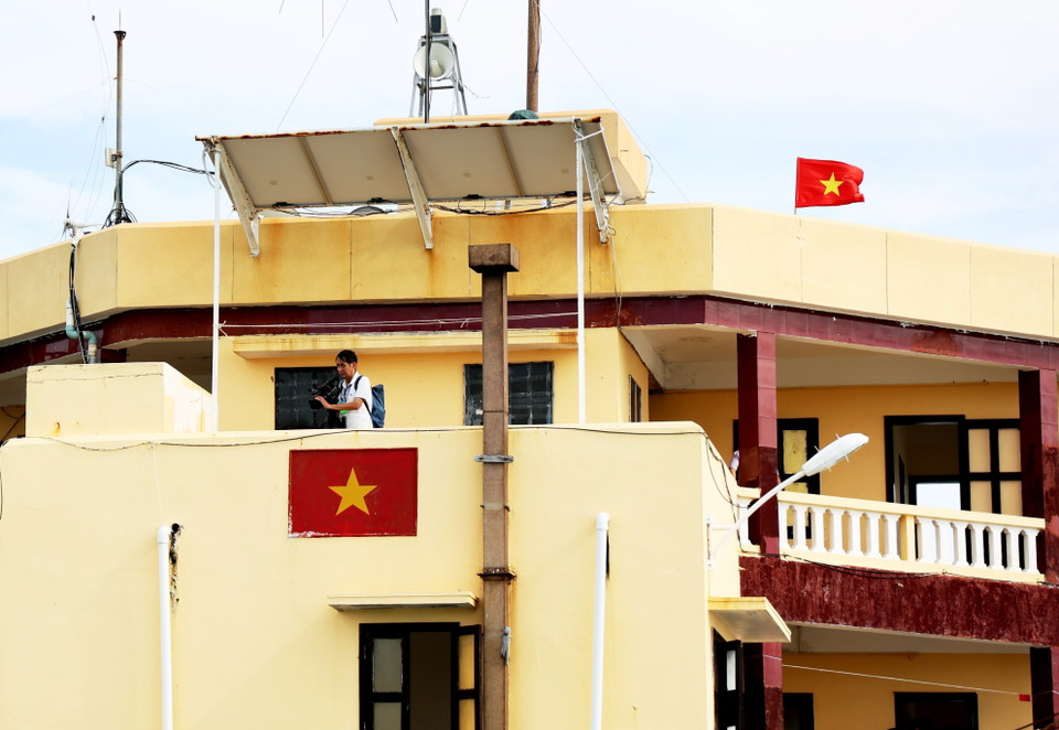 Cờ Tổ quốc trên Đảo Đá Đông. (Ảnh: Hồng Đạt/TTXVN)