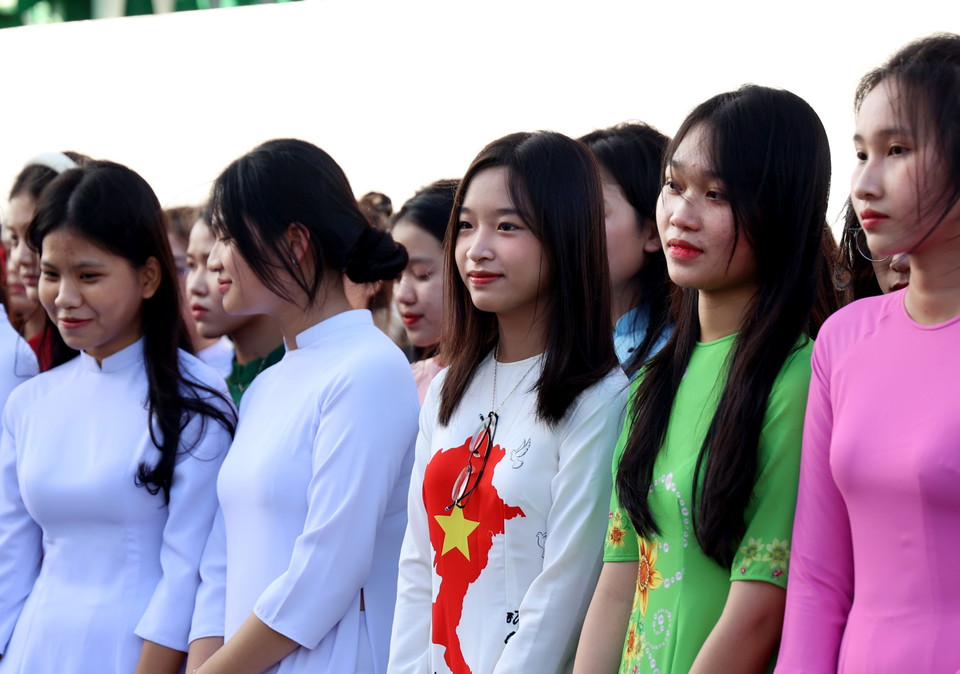 Thiếu nữ trong trang phục áo dài truyền thống in hình cờ Tổ quốc trên bản đồ Việt Nam, tham gia tiễn đoàn công tác, chúc Tết nguyên đán Giáp Thìn 2024 đến cán bộ, chiến sỹ, nhân dân trên Quần đảo Trường Sa. (Ảnh: Hồng Đạt/TTXVN)