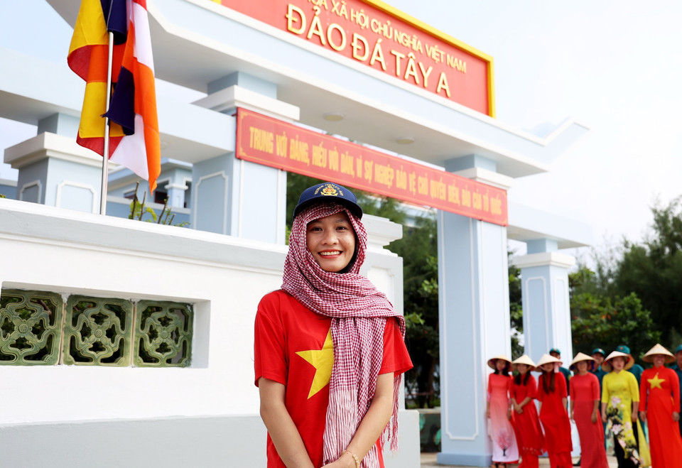 Nữ nhà báo trong trang phục in cờ Tổ quốc trên đảo Đá Tây, Quần đảo Trường Sa. (Ảnh: Hồng Đạt/ TTXVN)