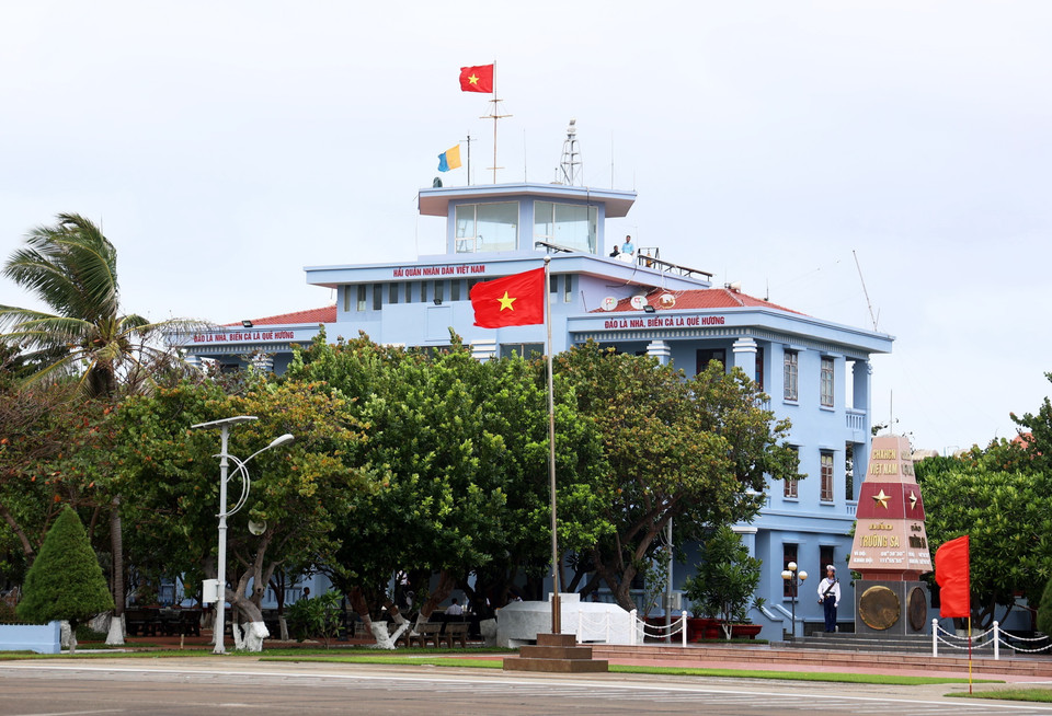 Cờ Tổ quốc tung bay ở trung tâm đảo Trường Sa, huyện đảo Trường Sa, tỉnh Khánh Hòa. (Ảnh: Hồng Đạt/TTXVN)