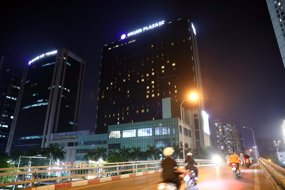 Khách sạn Grand Plaza trên phố Trần Duy Hưng tiết giảm điện chiếu sáng phía ngoài tòa nhà. (Ảnh: Huy Hùng/TTXVN)