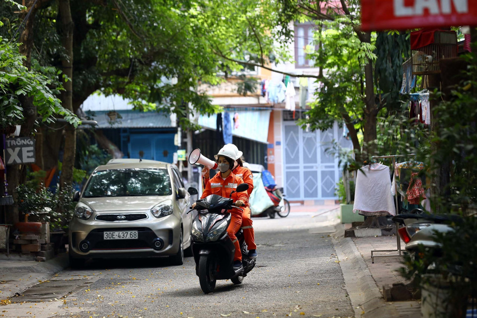 Khoảng 1 tháng nay, rất nhiều tổ tuyên truyền lưu động đã được EVN Hà Nội triển khai đến các ngõ, phố kêu gọi người dân tiết kiệm điện. (Ảnh: Huy Hùng/TTXVN)