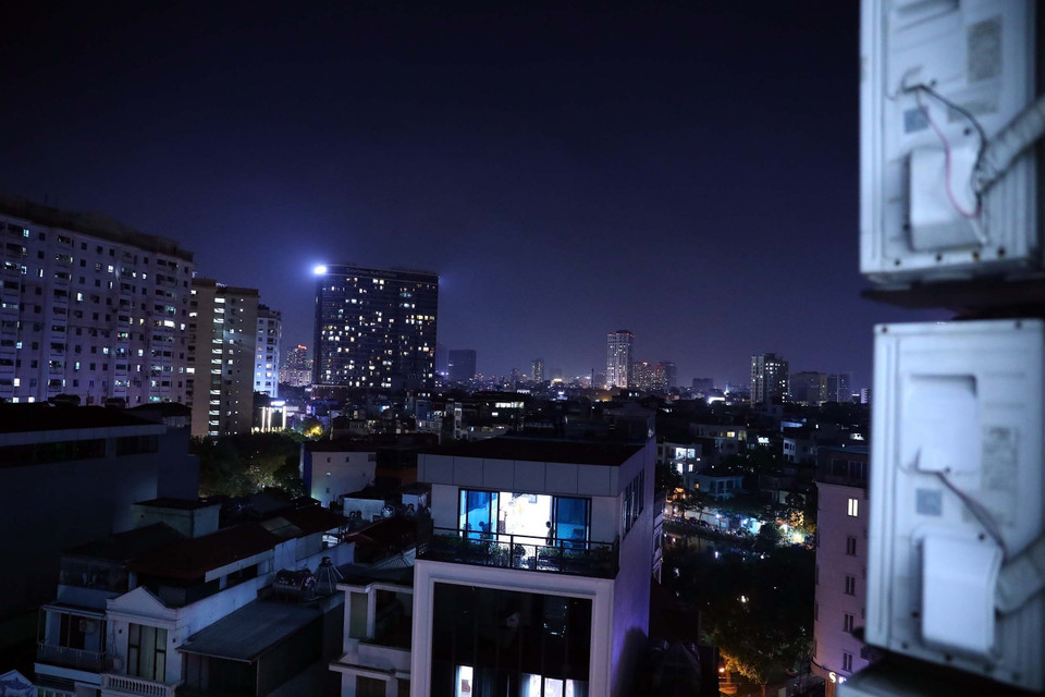 Các hộ dân trong những ngày mát trời hạn chế sử dụng điều hòa và tắt các thiết bị điện không cần thiết. (Ảnh: Huy Hùng/TTXVN)