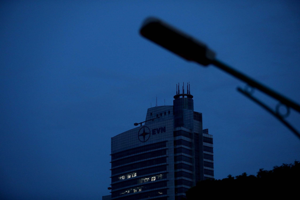 Đèn chiếu sáng sẽ thực hiện việc bật đèn muộn hơn 30 phút, tắt đèn sớm hơn 30 phút so với chế độ vận hành thông thường. (Ảnh: Huy Hùng/TTXVN)