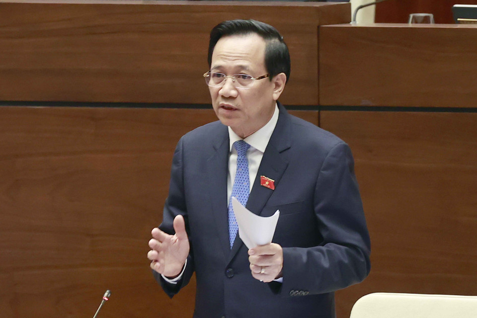 Bộ trưởng Đào Ngọc Dung trả lời chất vấn. (Ảnh: Doãn Tấn/TTXVN)