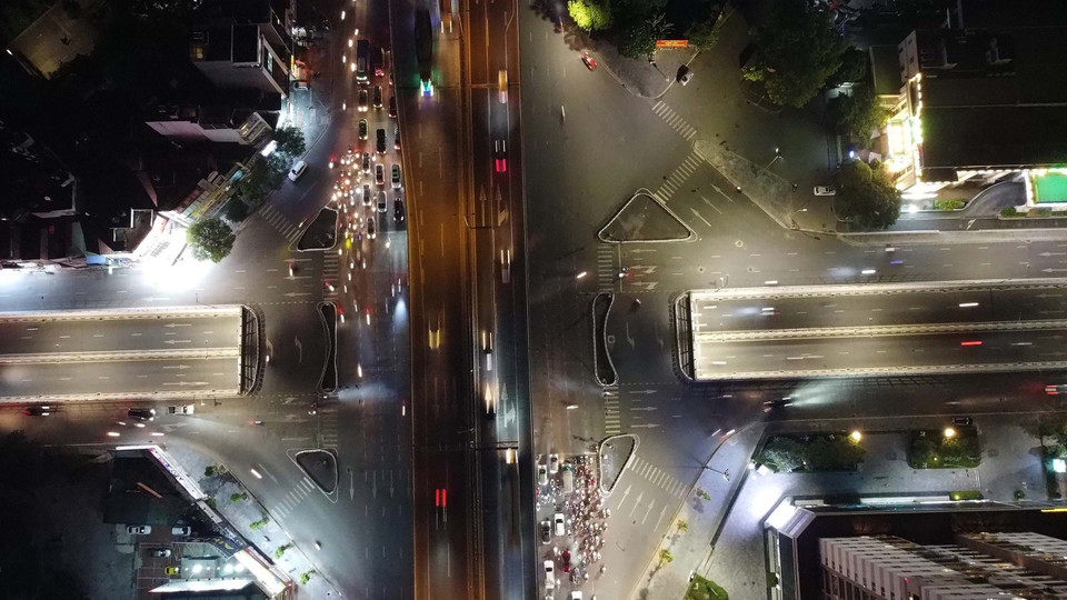 Khu vực nút giao hầm chui Lê Văn Lương-Vành đai 3 tiết giảm điện chiếu sáng. (Ảnh: Huy Hùng/TTXVN)