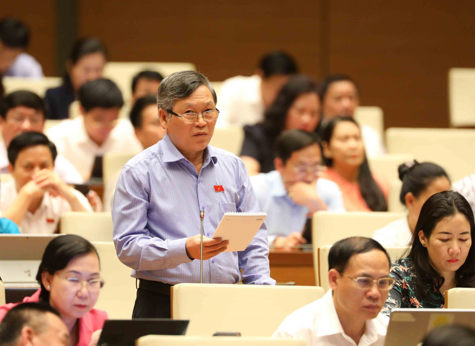 Đại biểu Quốc hội tỉnh Kon Tum Tô Văn Tám đặt câu hỏi chất vấn. (Ảnh: An Đăng/TTXVN)