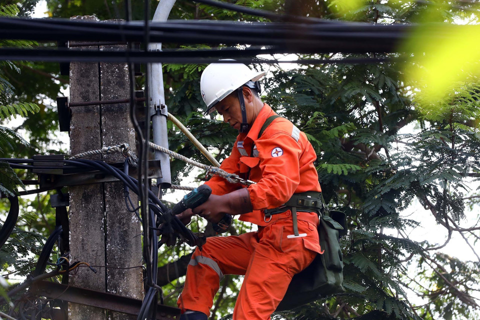 Công nhân ngành điện Thủ đô trong những ngày cao điểm phải tăng cường kiểm tra xử lý tại các điểm dễ xảy sự cố. (Ảnh: Huy Hùng/TTXVN)