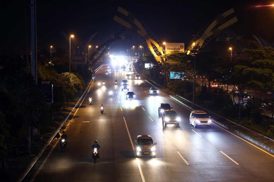 Tuyến đường Võ Chí Công, tiết giảm tối đa hệ thống chiếu sáng công cộng và biển quảng cáo. (Ảnh: Huy Hùng/TTXVN)