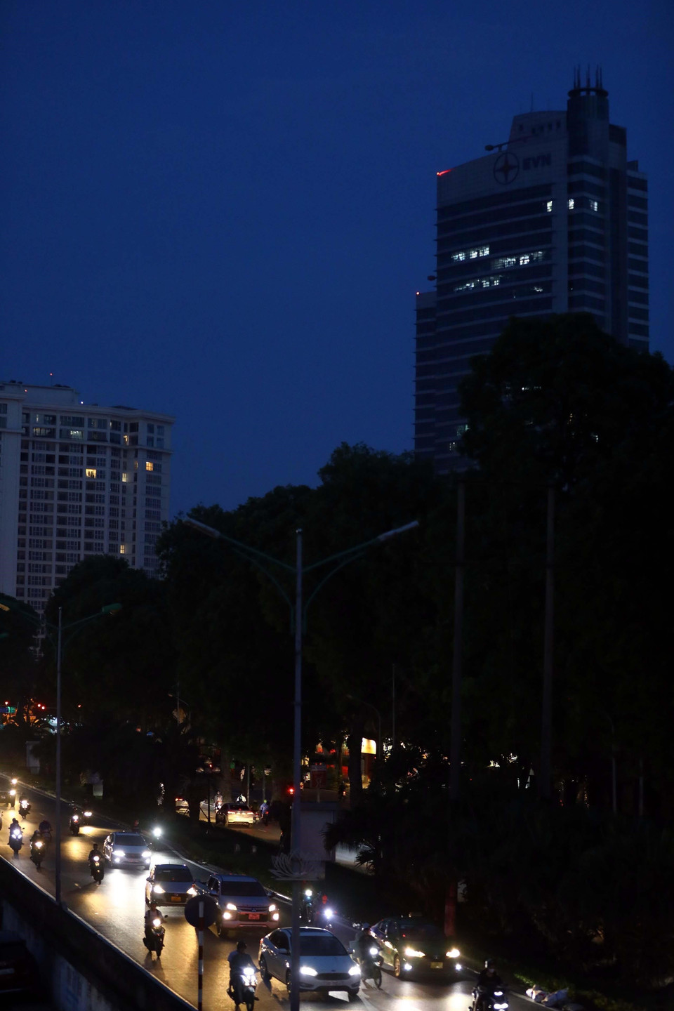 Từ 17/5, Công ty Chiếu sáng đô thị Hà Nội (Hapulico) đã thực hiện vận hành hệ thống chiếu sáng công cộng trên địa bàn thành phố theo chế độ tiết kiệm điện. (Ảnh: Huy Hùng/TTXVN)