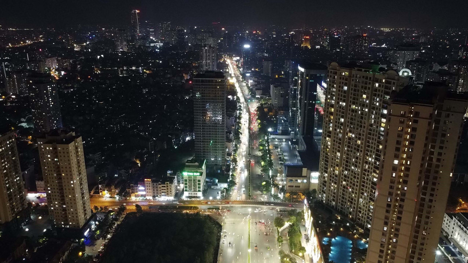 Tuyến phố Trần Duy Hưng tối hơn so với những ngày trước cao điểm (ảnh chụp 20h13 ngày 5/6). (Ảnh: Huy Hùng/TTXVN)