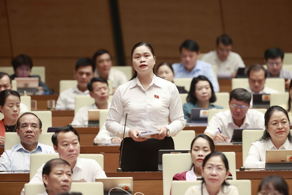 Đại biểu Quốc hội tỉnh Tuyên Quang Ma Thị Thúy đặt câu hỏi chất vấn. (Ảnh: Doãn Tấn/TTXVN)