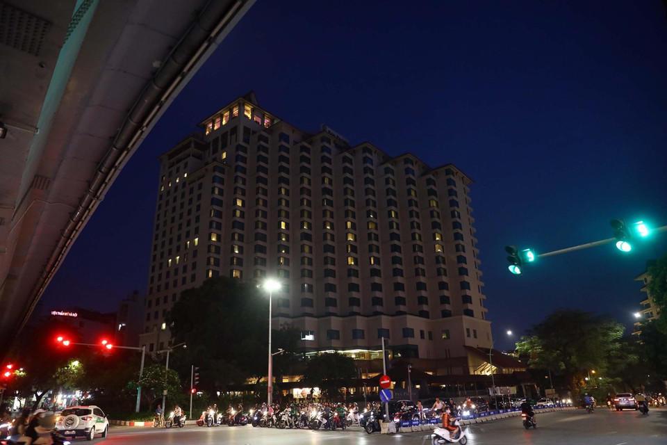 Khách sạn Pan Pacific trên đường Thanh Niên thực hiện tiết kiệm điện chiếu sáng. (Ảnh: Huy Hùng/TTXVN)