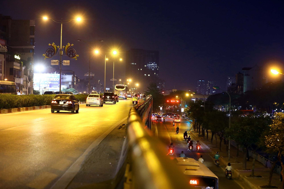 Đèn đường, biển trang trí trên các tuyến phố được cắt giảm tối đa. (Ảnh: Huy Hùng/TTXVN)