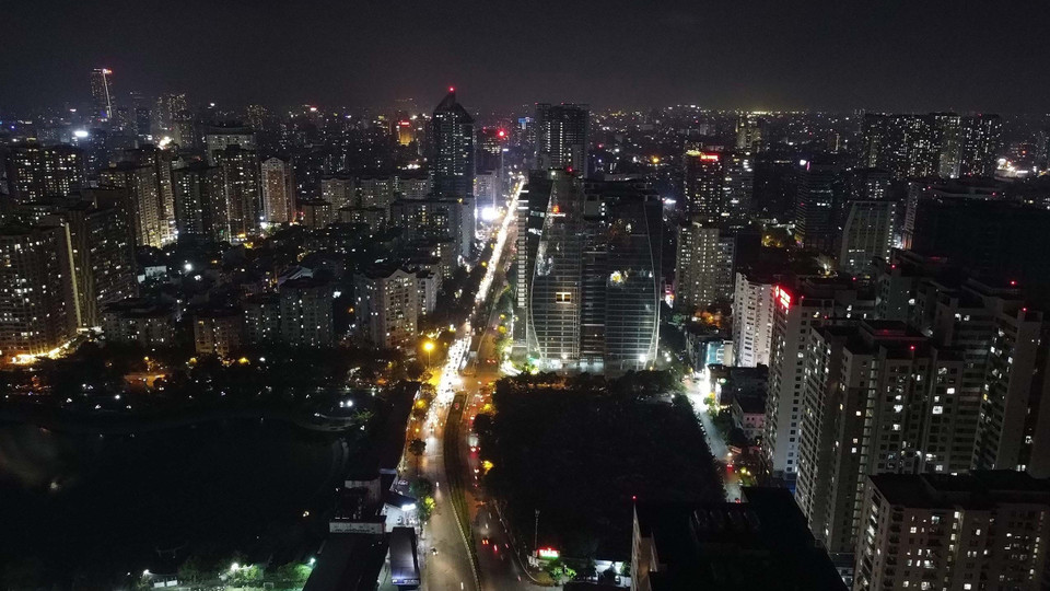 Tuyến đường Lê Văn Lương với nhiều nhà cao tầng ngày thường lung linh trong ánh sáng, những ngày này tối hơn rất nhiều (Ảnh chụp 21h ngày 5/6). (Ảnh: Huy Hùng/TTXVN)