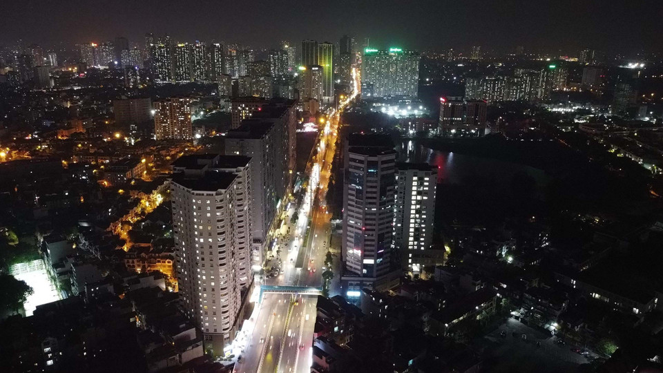 Các đơn vị chiếu sáng thực hiện tiết giảm tối thiểu 50% công suất hệ thống chiếu sáng công cộng. Tuyến đường Tố Hữu, quận Nam Từ Liêm (ảnh chụp 20h30 ngày 5/6). (Ảnh: Huy Hùng/TTXVN)