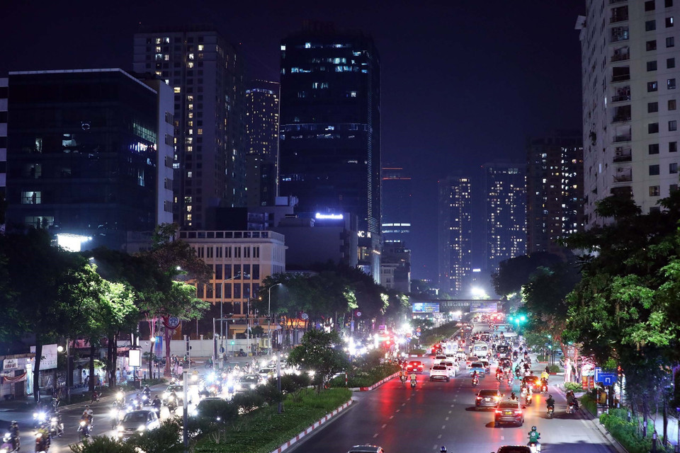 Tuyến đường Nguyễn Chí Thanh với nhiều trung tâm thương mại và nhà cao tầng cũng hưởng ứng tắt các biển quảng cáo ngoài trời. (Ảnh: Huy Hùng/TTXVN)