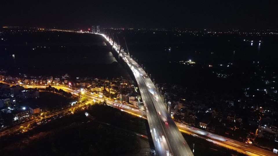 Cầu Nhật Tân hạn chế đèn chiếu sáng để tiết kiệm điện (ảnh chụp 19h ngày 15/6). (Ảnh: Huy Hùng/TTXVN)