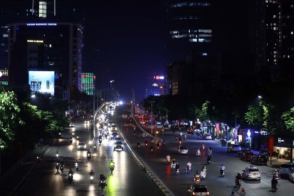 Trong những ngày này, đường phố Thủ đô tối hơn thường lệ rất nhiều. Tuyến đường Nguyễn Chí Thanh-Văn Cao lúc 20h ngày 5/6. (Ảnh: Huy Hùng/TTXVN)