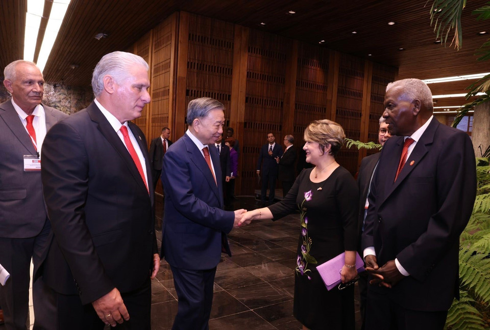 Tổng Bí thư, Chủ tịch nước Tô Lâm bắt tay các thành viên Đoàn cấp cao Cuba. (Ảnh: Lâm Khánh/TTXVN)