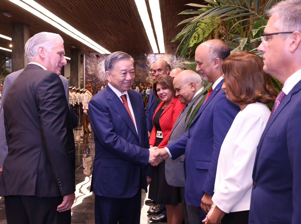 Tổng Bí thư, Chủ tịch nước Tô Lâm bắt tay các thành viên Đoàn cấp cao Cuba. (Ảnh: Lâm Khánh/TTXVN)