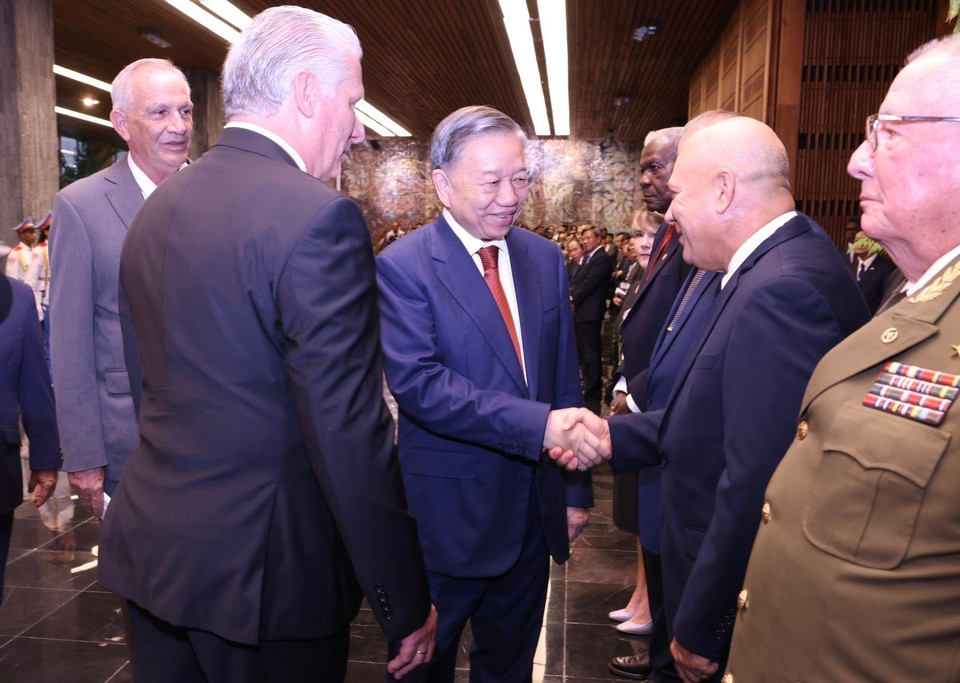 Tổng Bí thư, Chủ tịch nước Tô Lâm bắt tay các thành viên Đoàn cấp cao Cuba. (Ảnh: Lâm Khánh/TTXVN)