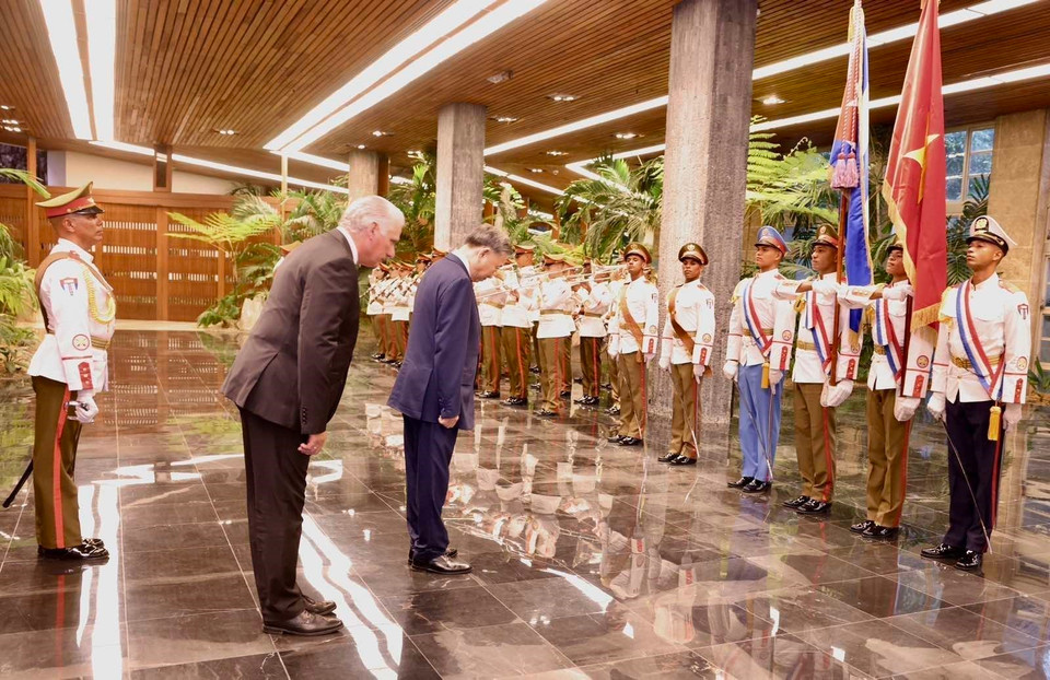 Tổng Bí thư, Chủ tịch nước Tô Lâm và Bí thư thứ nhất Đảng Cộng sản Cuba, Chủ tịch Cuba Miguel Díaz-Canel Bermudez duyệt Đội danh dự. (Ảnh: Lâm Khánh/TTXVN)