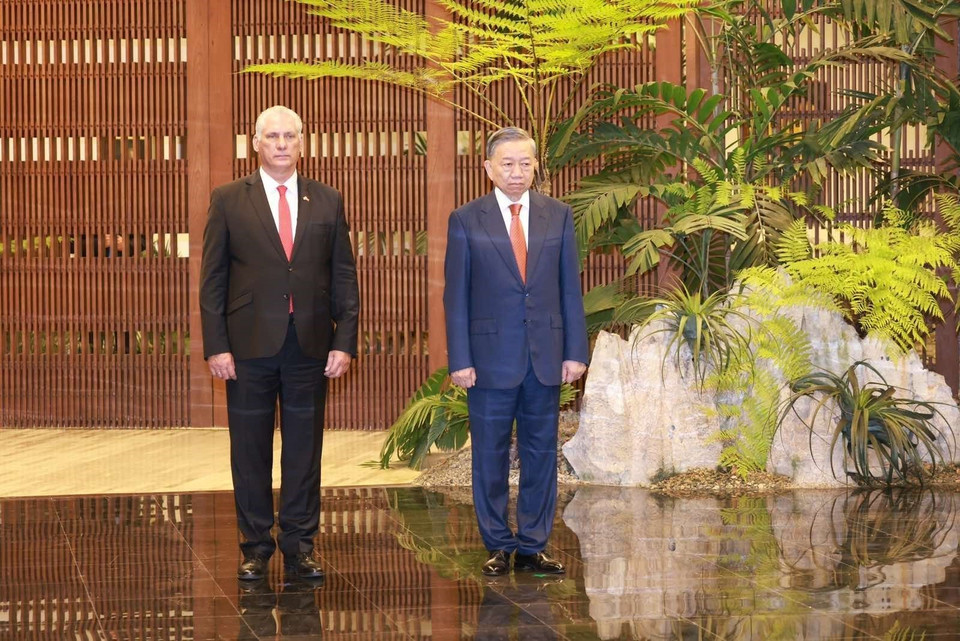 Tổng Bí thư, Chủ tịch nước Tô Lâm và Bí thư thứ nhất Đảng Cộng sản Cuba, Chủ tịch Cuba Miguel Díaz-Canel Bermudez thực hiện nghi lễ chào cờ. (Ảnh: Lâm Khánh/TTXVN)