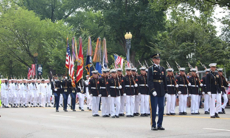 Lễ diễu hành kỷ niệm ngày Quốc khánh Mỹ thu hút sự tham của các nhóm kèn, trống, các binh chủng khác nhau của quân đội cùng nhiều nhóm sắc tộc. (Ảnh: Đặng Huyền/TTXVN)