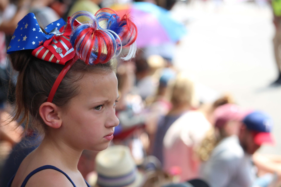 Một bé gái Mỹ với chiếc nơ mang màu Quốc kỳ Mỹ tại buổi lễ diễu hành chào mừng ngày Quốc khánh. (Ảnh: Đặng Huyền/TTXVN)