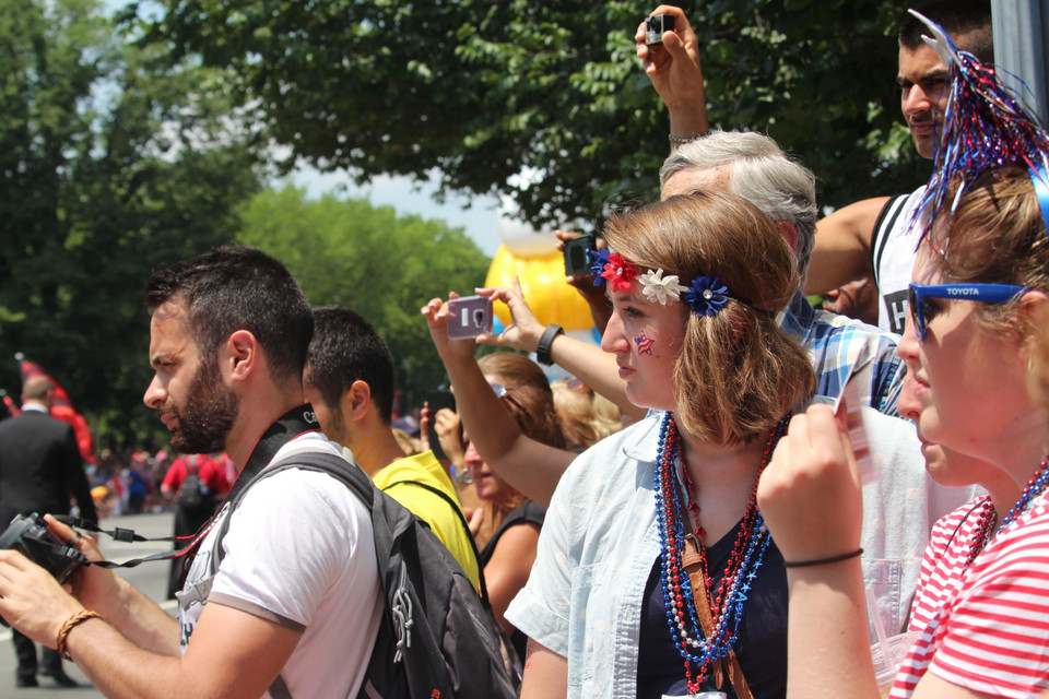 Rất nhiều bạn trẻ Mỹ tới tham dự buổi diễu hành kỷ niệm ngày Quốc khánh Mỹ. (Ảnh: Đặng Huyền/TTXVN)