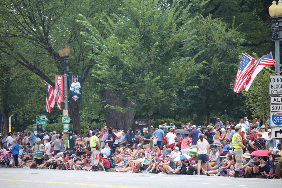 Người dân Mỹ chờ đoàn diễu hành đi qua tại đại lộ Constitution Avenue tại Thủ đô Washington DC. (Ảnh: Đặng Huyền/TTXVN)