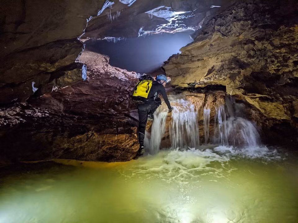 Hung Trù 1 dài 1.919m, sâu 11m; hang Hung Trù 2 dài 502m, sâu 25,8m; hang Hung Trù 3 dài 153m, sâu 11,4m; hang Hung Kà Vờng 1 dài 238m, sâu 2,8m; hang Hung Kà Vờng 2 dài 537m, sâu 5m. (Ảnh: TTXVN phát)