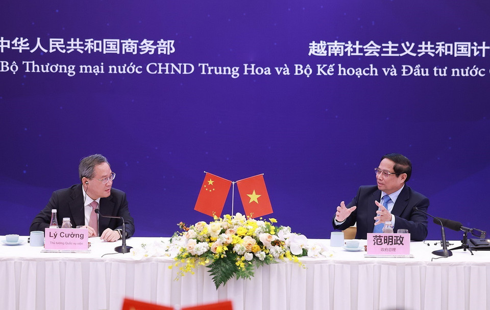 Thủ tướng Phạm Minh Chính và Thủ tướng Trung Quốc Lý Cường tại Tọa đàm doanh nghiệp Việt Nam-Trung Quốc. (Ảnh: Dương Giang/TTXVN)