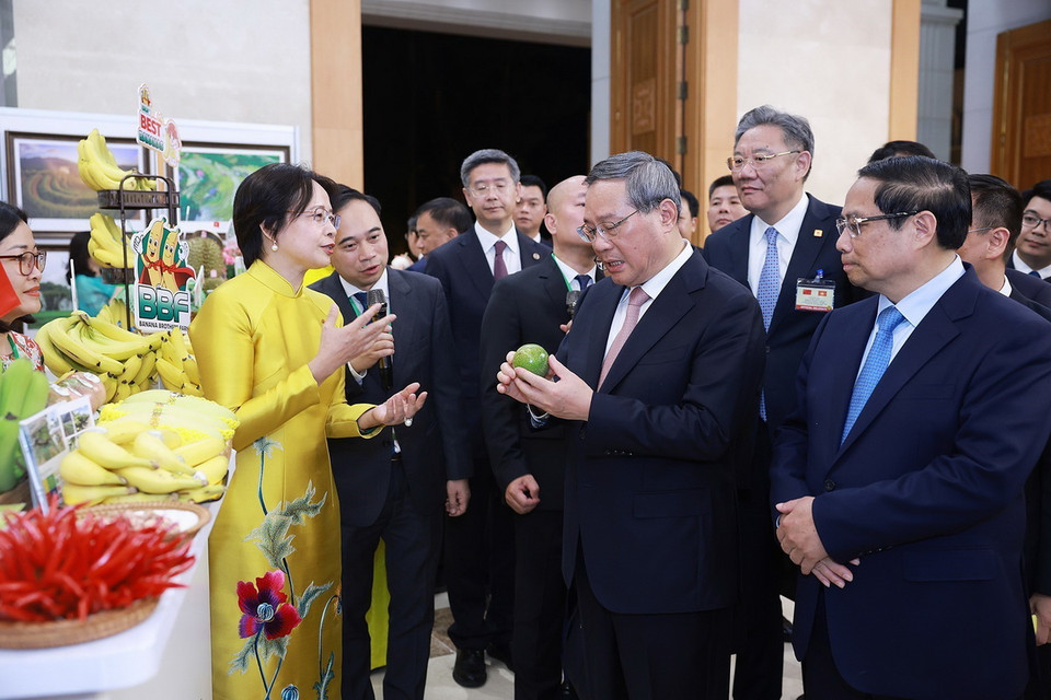 Thủ tướng Phạm Minh Chính và Thủ tướng Trung Quốc Lý Cường tham quan một số sản phẩm nông nghiệp Việt Nam xuất khẩu sang Trung Quốc. (Ảnh: Dương Giang/TTXVN)