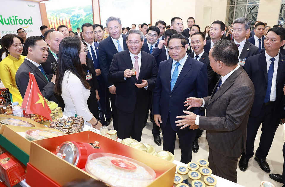 Thủ tướng Phạm Minh Chính và Thủ tướng Trung Quốc Lý Cường tham quan một số sản phẩm nông nghiệp Việt Nam xuất khẩu sang Trung Quốc. (Ảnh: Dương Giang/TTXVN)