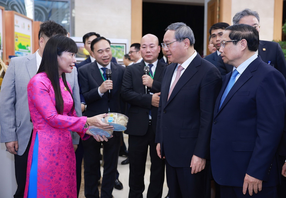 Thủ tướng Phạm Minh Chính và Thủ tướng Trung Quốc Lý Cường thăm quan một số sản phẩm nông nghiệp Việt Nam xuất khẩu sang Trung Quốc. (Ảnh: Dương Giang/TTXVN)