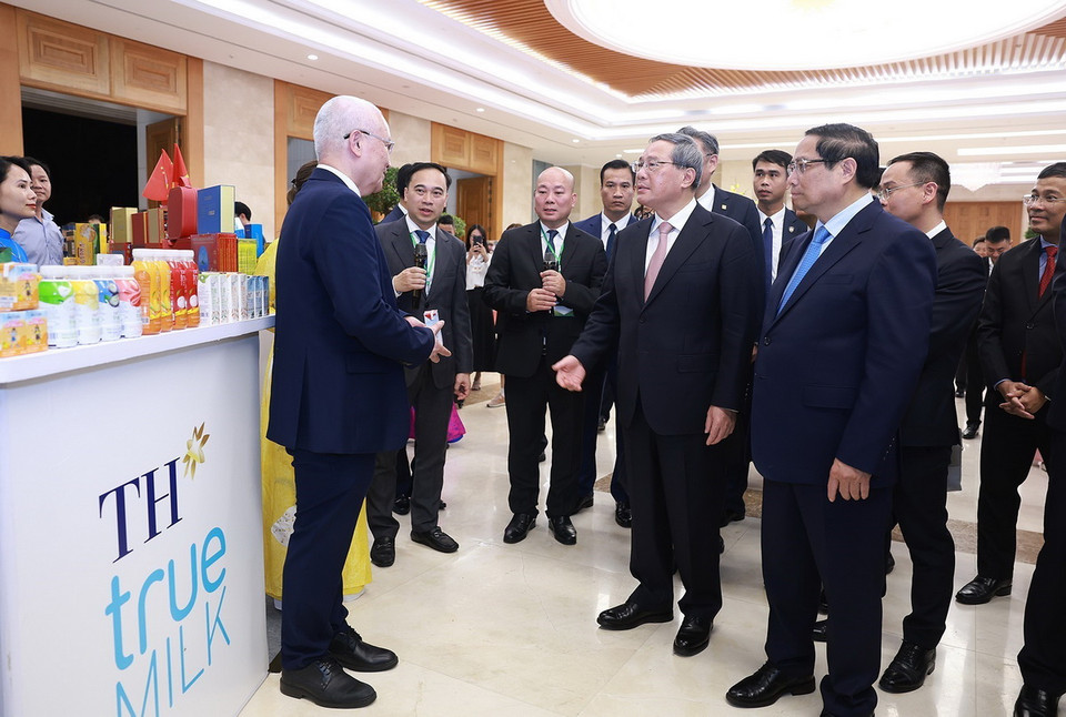 Thủ tướng Phạm Minh Chính và Thủ tướng Trung Quốc Lý Cường tham quan một số sản phẩm nông nghiệp Việt Nam xuất khẩu sang Trung Quốc. (Ảnh: Dương Giang/TTXVN)