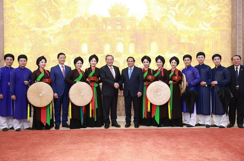 Thủ tướng Phạm Minh Chính và Thủ tướng Trung Quốc Lý Cường với các liền anh, liền chị quan họ Bắc Ninh. (Ảnh: Dương Giang/TTXVN)