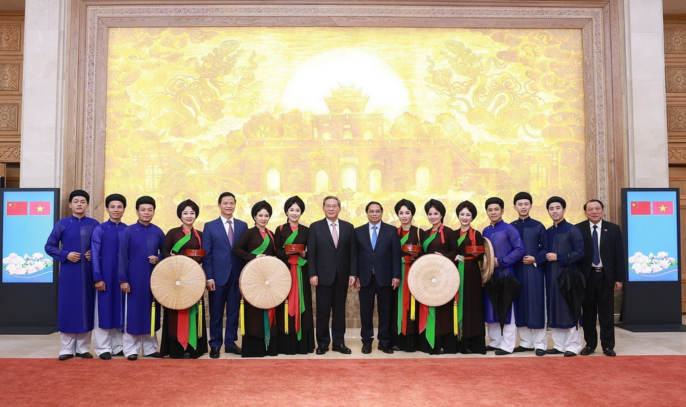 Thủ tướng Phạm Minh Chính và Thủ tướng Trung Quốc Lý Cường với các liền anh, liền chị quan họ Bắc Ninh. (Ảnh: Dương Giang/TTXVN)