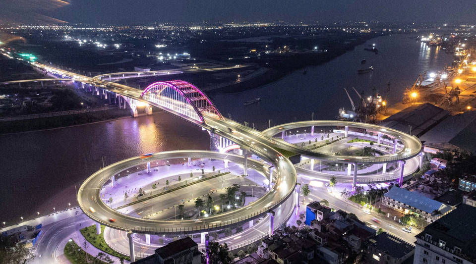 Cầu là điểm nhấn của thành phố Hải Phòng về đêm. (Ảnh: Quốc Khánh/TTXVN)