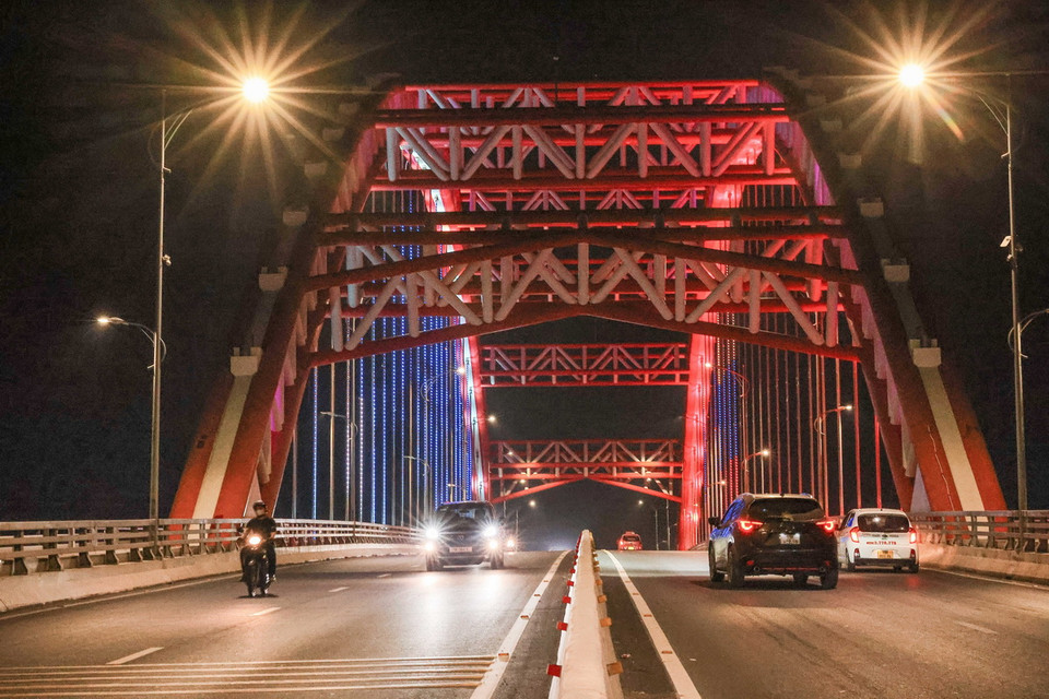 Các phương tiện lưu thông qua cầu Hoàng Văn Thụ vào buổi tối. (Ảnh: Hoàng Hiếu/TTXVN)