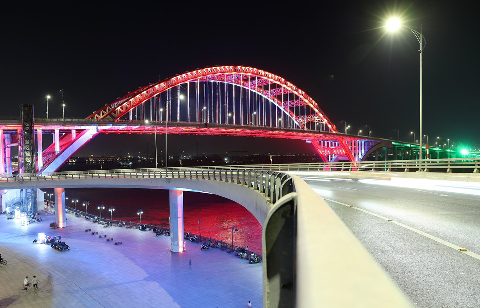 Cầu Hoàng Văn Thụ được trang hoàng ánh sáng, là điểm nhấn của thành phố Hải Phòng về đêm. (Ảnh: Quốc Khánh/TTXVN)