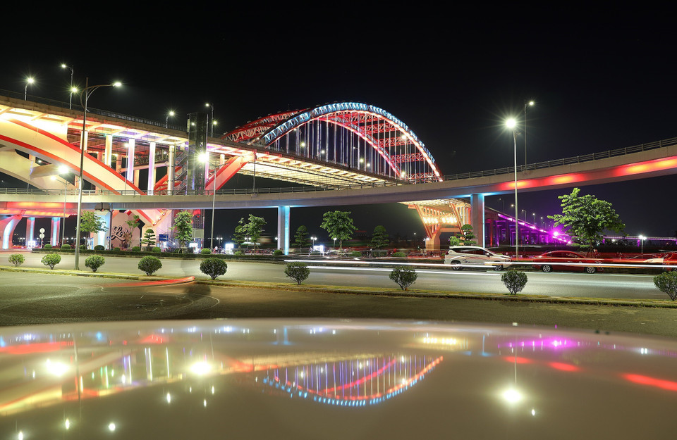 Cầu Hoàng Văn Thụ được trang hoàng ánh sáng, là điểm nhấn của thành phố Hải Phòng về đêm. (Ảnh: Quốc Khánh/TTXVN)